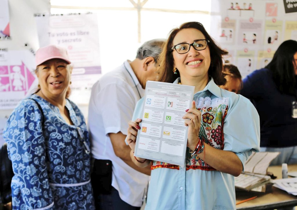 azucenacisneros's tweet photo. ✅ Muy contenta de haber ejercido mi derecho al voto. Estoy segura que será una jornada pacífica e histórica. Los invito a salir a votar en libertad. Hoy nuestra democracia saldrá más fortalecida. ¡Excelente día #Ecatepec! #Vota #Elecciones2024MX https://t.co/1jdGGOTjb0