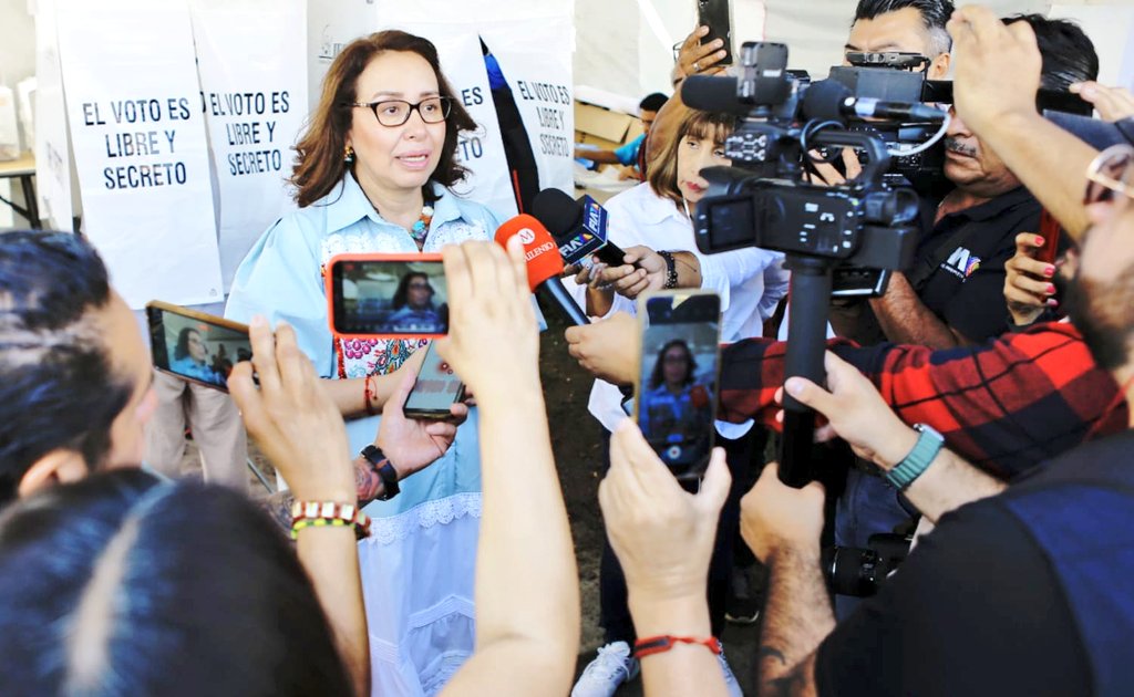 azucenacisneros's tweet photo. ✅ Muy contenta de haber ejercido mi derecho al voto. Estoy segura que será una jornada pacífica e histórica. Los invito a salir a votar en libertad. Hoy nuestra democracia saldrá más fortalecida. ¡Excelente día #Ecatepec! #Vota #Elecciones2024MX https://t.co/1jdGGOTjb0