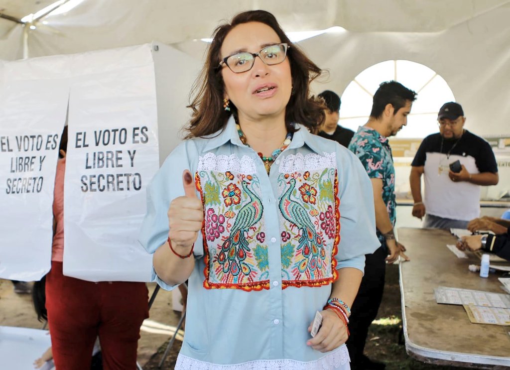 azucenacisneros's tweet photo. ✅ Muy contenta de haber ejercido mi derecho al voto. Estoy segura que será una jornada pacífica e histórica. Los invito a salir a votar en libertad. Hoy nuestra democracia saldrá más fortalecida. ¡Excelente día #Ecatepec! #Vota #Elecciones2024MX https://t.co/1jdGGOTjb0