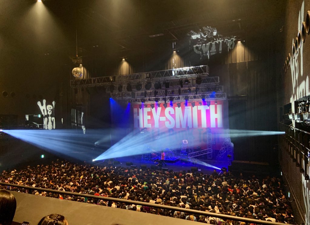 tamamim2's tweet photo. 本ツアー3本目の参加🔥
今日も2階席から
ヘイとSIMの5年ぶり対バン
最高の夜でした😊
#heysmith #sim #zepp羽田
#restinpunktour https://t.co/YZwr61FyWm