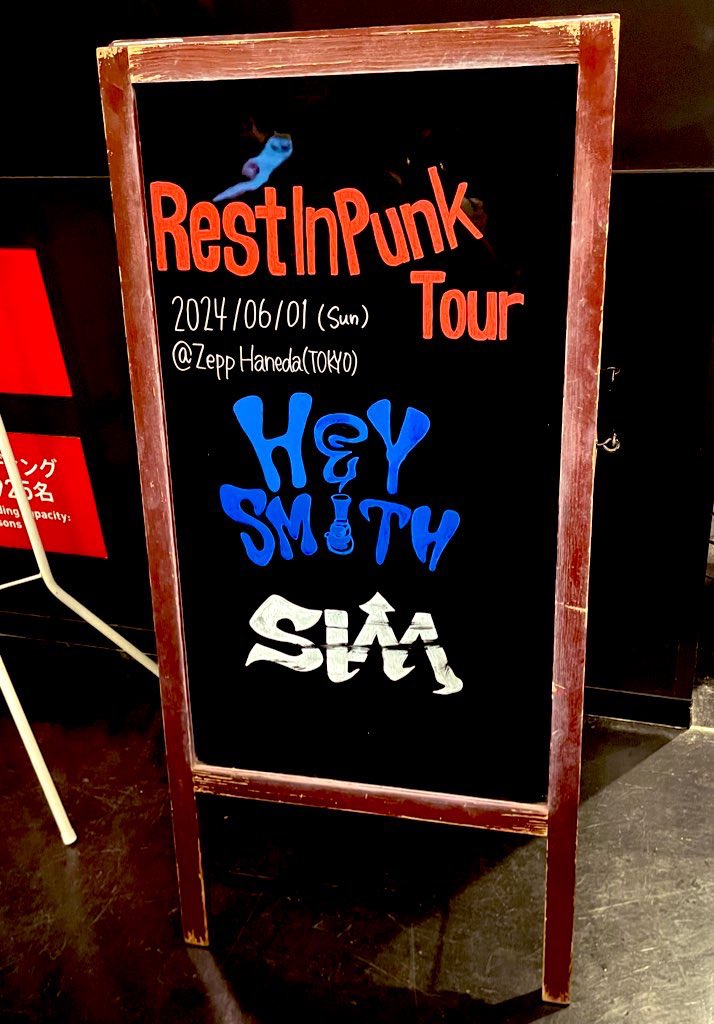 tamamim2's tweet photo. 本ツアー3本目の参加🔥
今日も2階席から
ヘイとSIMの5年ぶり対バン
最高の夜でした😊
#heysmith #sim #zepp羽田
#restinpunktour https://t.co/YZwr61FyWm