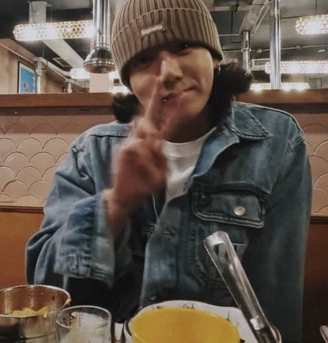 ⠀ ⠀
⠀ ⠀ ⠀ ⠀ ⠀ ⠀ ⠀김아름’𝒔 𝒏𝒆𝒘 𝒑𝒐𝒔𝒕 . . .
⠀ finally getting drinks with my favourite boy.
⠀ ⠀  i REALLY missed seeing his cute face!
⠀