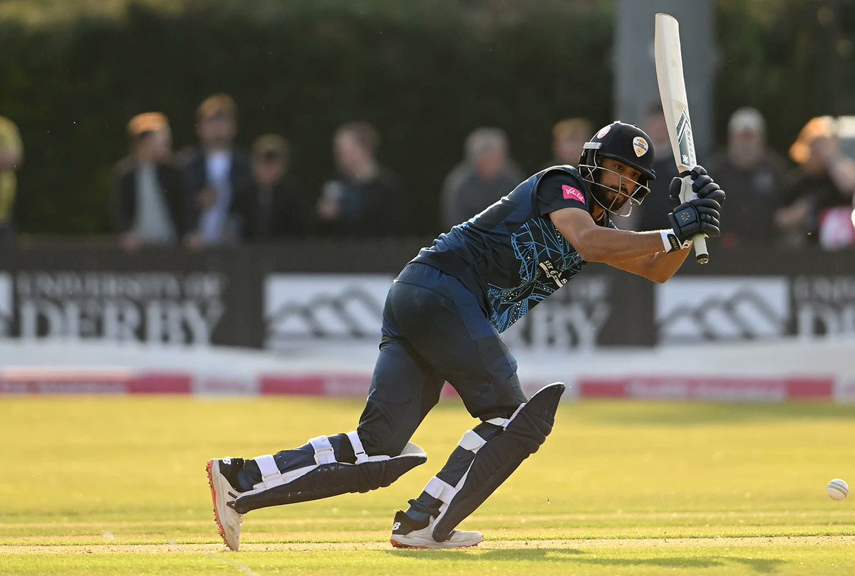 Yorkshire skipper Shan Masood hits 36 (17), a knock that included two 6's and three 4's, to help his side amass 186 against Northamptonshire👏 

He smacked 45(32) in his last T20 match. He may have had a poor PSL, but he looks to have hit some good form in the T20 Vitality Blast!