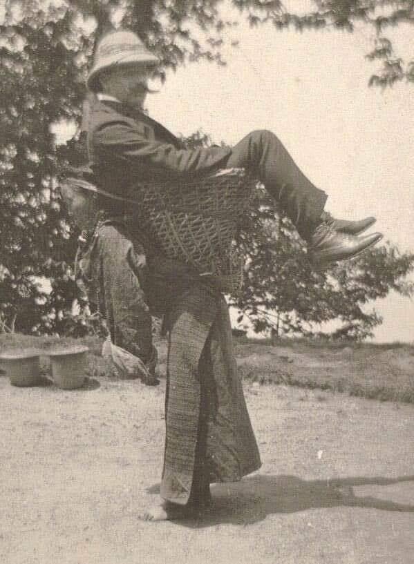 IMAGEN QUE MERECE SER VIRAL: India, 1900, mujer descalza llevando a un inglés. Todo el colonialismo en una foto. Cuando admires Londres u otras capitales imperiales, recuerda sobre qué hombros fueron construidos.