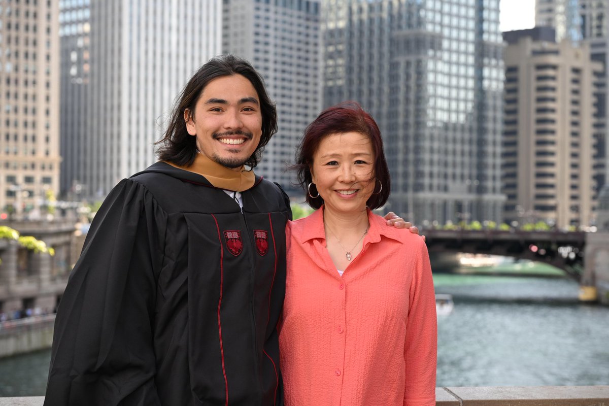 evacoon's tweet image. He did it!!!  He graduated on time with a prestigious U Chicago Booth MBA degree, even after taking a quarter off to play Survivor!!  I'm a proud mother! 🎉♥️👨‍🎓
#boothgrad #survivor #survivor45