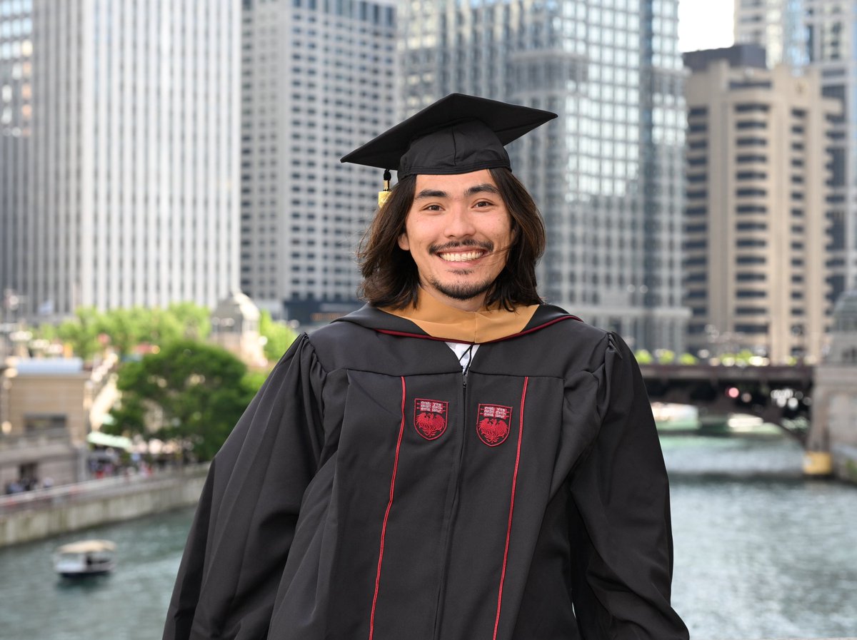 evacoon's tweet image. He did it!!!  He graduated on time with a prestigious U Chicago Booth MBA degree, even after taking a quarter off to play Survivor!!  I'm a proud mother! 🎉♥️👨‍🎓
#boothgrad #survivor #survivor45