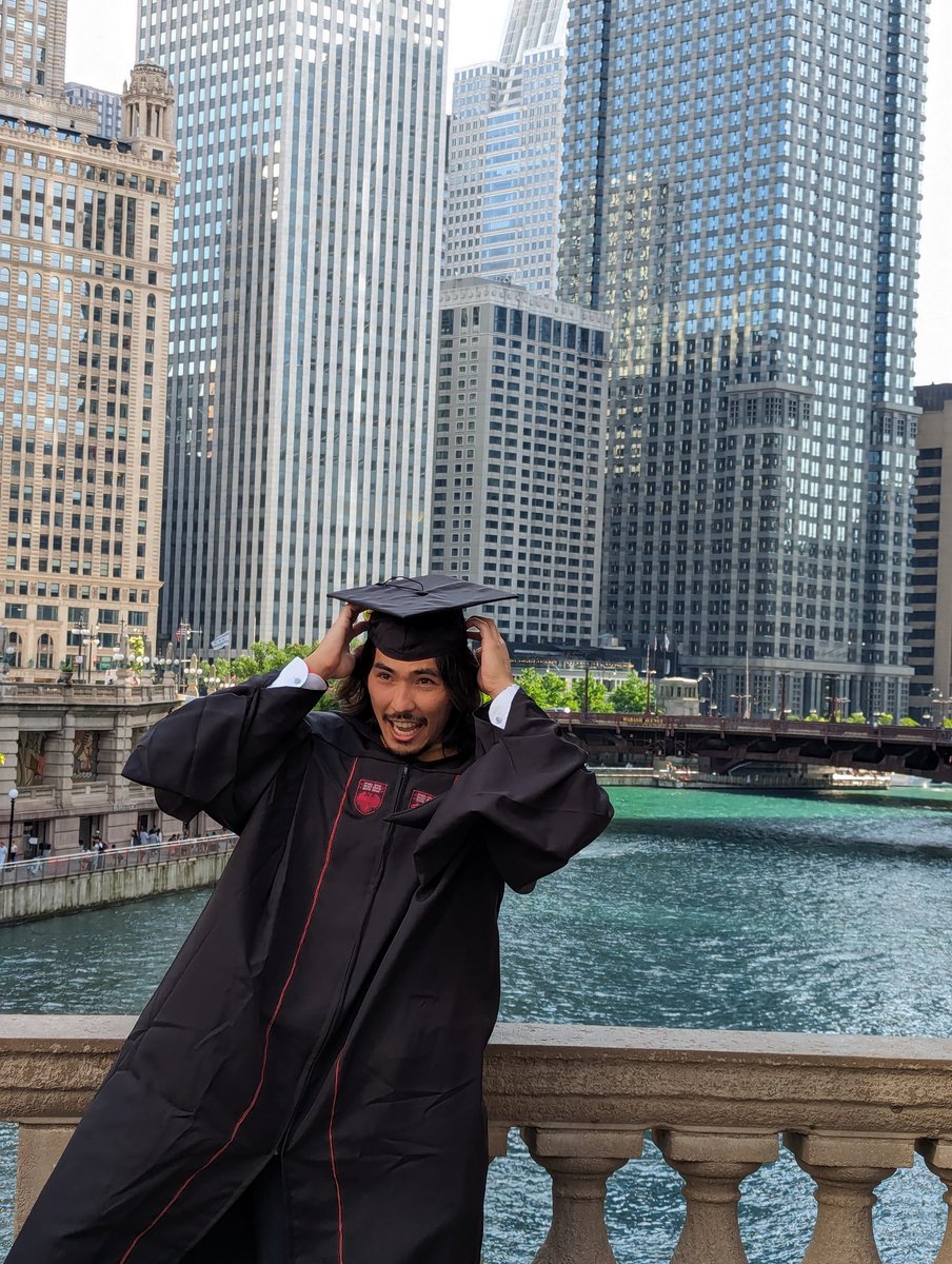evacoon's tweet image. He did it!!!  He graduated on time with a prestigious U Chicago Booth MBA degree, even after taking a quarter off to play Survivor!!  I'm a proud mother! 🎉♥️👨‍🎓
#boothgrad #survivor #survivor45