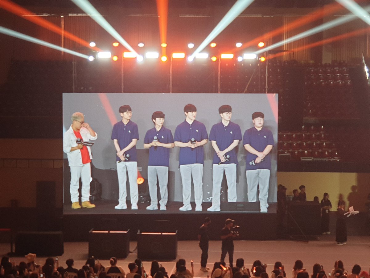 wpznmlyy's tweet photo. #HLE #HLEWIN Fanfest in Vietnam 🥺 https://t.co/PzIxsA184M