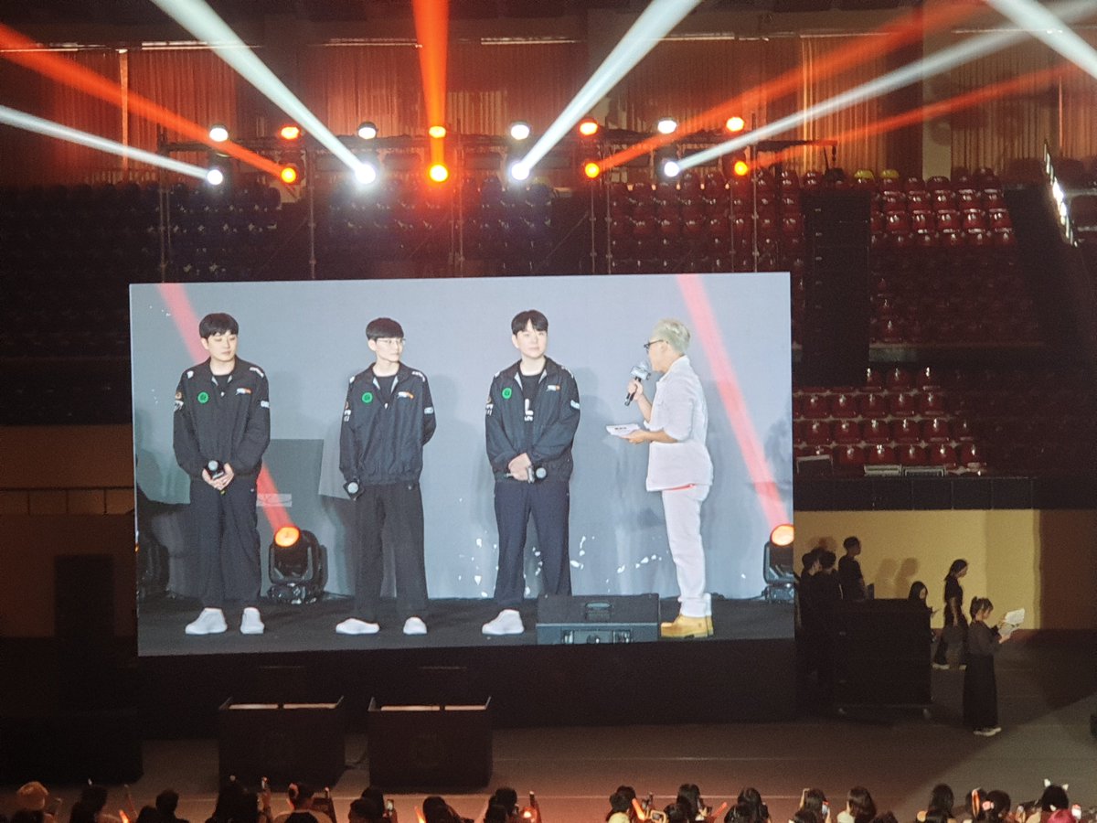wpznmlyy's tweet photo. #HLE #HLEWIN Fanfest in Vietnam 🥺 https://t.co/PzIxsA184M