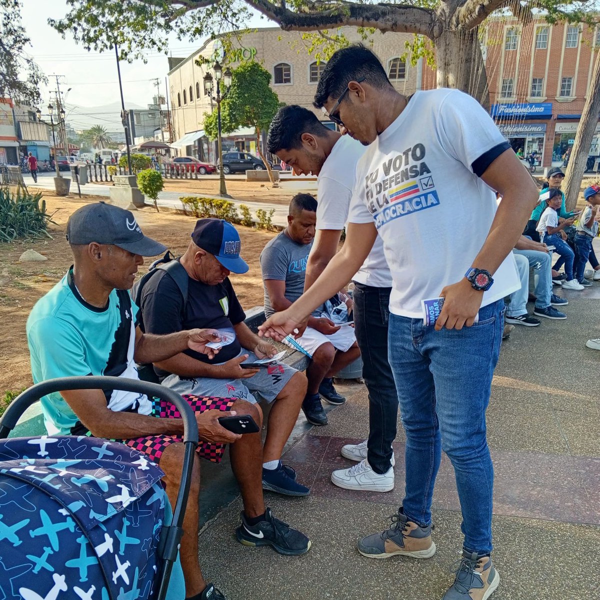 jadnuevaesparta's tweet photo. #31Mayo | Desde la Plaza Bolívar de #Porlamar, @JovenesConVzla_ #NuevaEsparta continúan trabajando en enseñar a los ciudadanos a votar por @EdmundoGU en la tarjeta de la MUD UNIDAD. ¡Arriba y en el centro en la manito ! 

@MariaCorinaYA @JAD_Venezuela @ADOrganizacion_ @AdelGuedez https://t.co/WCmJBuJzmj