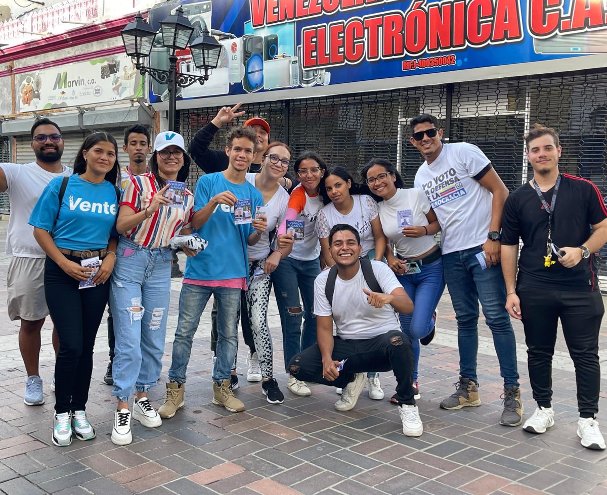 jadnuevaesparta's tweet photo. #31Mayo | Desde la Plaza Bolívar de #Porlamar, @JovenesConVzla_ #NuevaEsparta continúan trabajando en enseñar a los ciudadanos a votar por @EdmundoGU en la tarjeta de la MUD UNIDAD. ¡Arriba y en el centro en la manito ! 

@MariaCorinaYA @JAD_Venezuela @ADOrganizacion_ @AdelGuedez https://t.co/WCmJBuJzmj