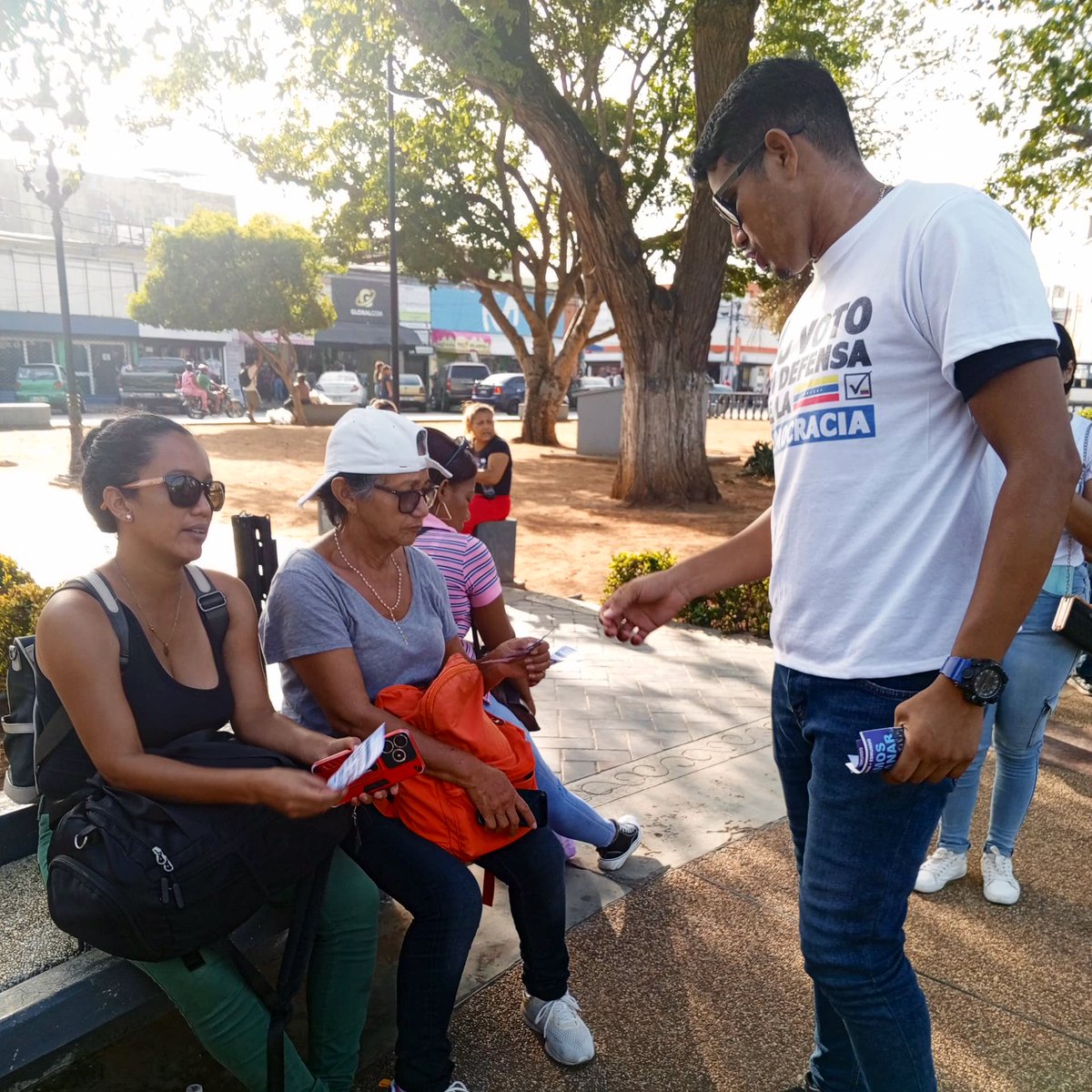 jadnuevaesparta's tweet photo. #31Mayo | Desde la Plaza Bolívar de #Porlamar, @JovenesConVzla_ #NuevaEsparta continúan trabajando en enseñar a los ciudadanos a votar por @EdmundoGU en la tarjeta de la MUD UNIDAD. ¡Arriba y en el centro en la manito ! 

@MariaCorinaYA @JAD_Venezuela @ADOrganizacion_ @AdelGuedez https://t.co/WCmJBuJzmj