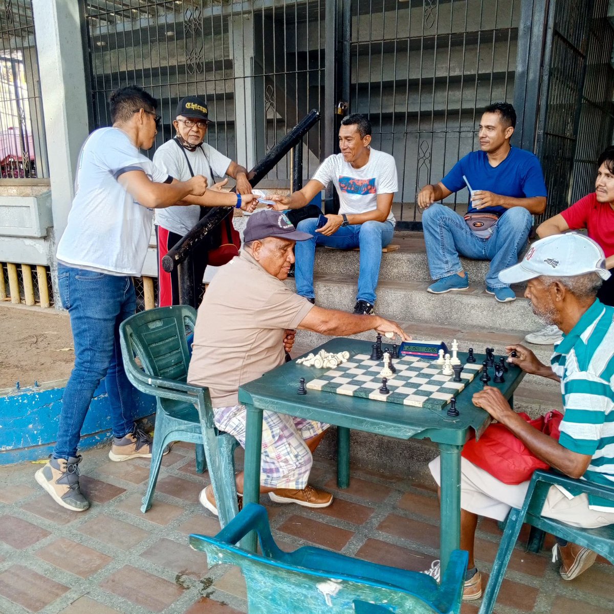 jadnuevaesparta's tweet photo. #31Mayo | Desde la Plaza Bolívar de #Porlamar, @JovenesConVzla_ #NuevaEsparta continúan trabajando en enseñar a los ciudadanos a votar por @EdmundoGU en la tarjeta de la MUD UNIDAD. ¡Arriba y en el centro en la manito ! 

@MariaCorinaYA @JAD_Venezuela @ADOrganizacion_ @AdelGuedez https://t.co/WCmJBuJzmj
