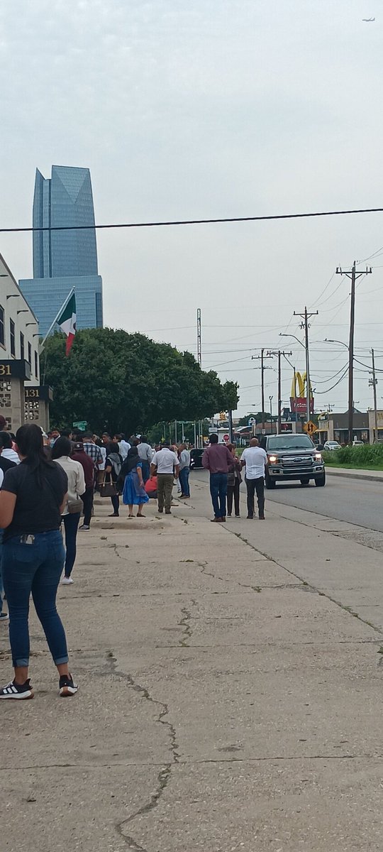 giselamx's tweet photo. En Oklahoma City solo gente de morena esta grabando y hablando con la gente en las filas de las votaciones, que no deberian respetar la veda electoral ? #Votacionesenelextranjero #Mexico #Oklahoma https://t.co/zE2YjNt7By