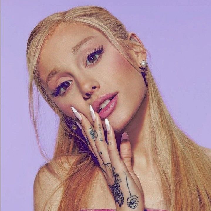 ArianaTeamIT's tweet photo. L’attore di “Gossip Girl” e “You” Penn Badgley reciterà nel video per “The boy is mine” di Ariana Grande, in uscita questo venerdì alle 16:00. https://t.co/DTAjlVr7Mu