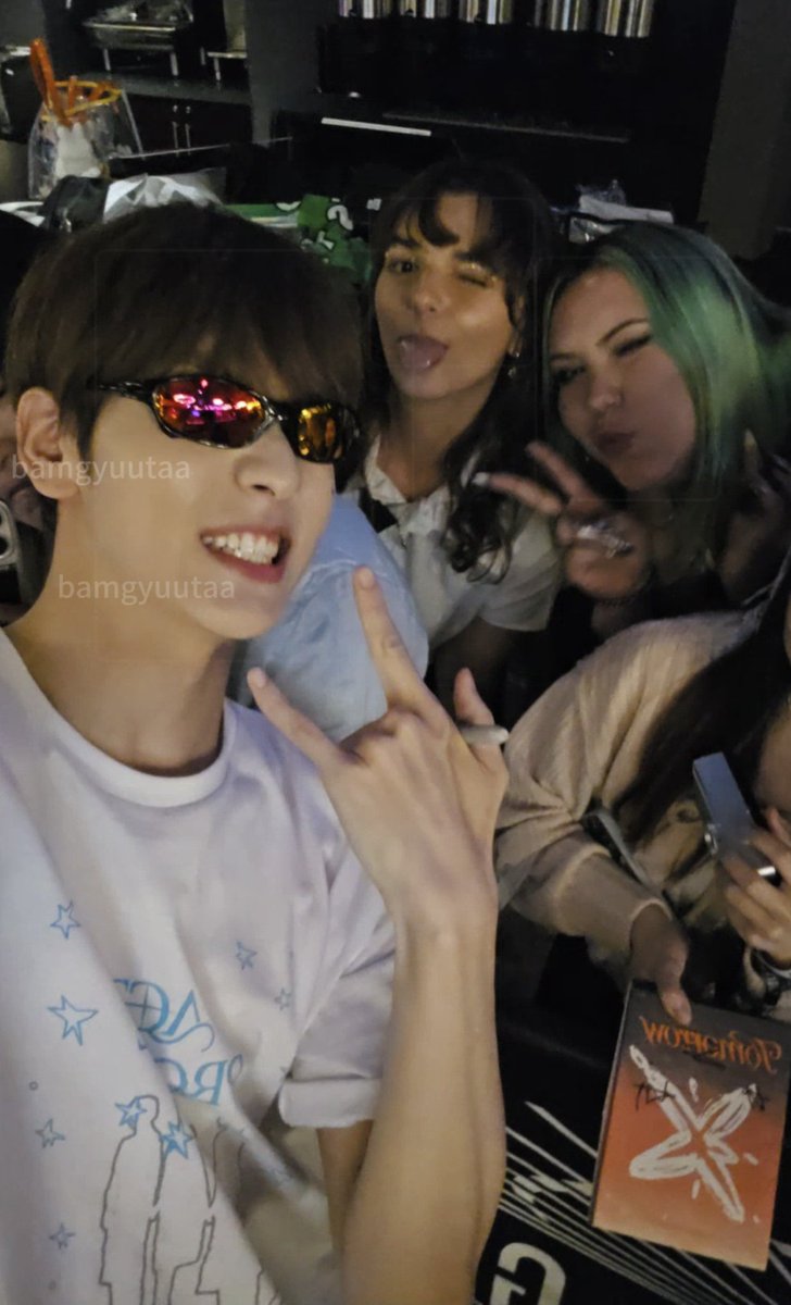 npomvtt's tweet photo. Maravilhosas! As MOAs brasileiras (Leticia) e sua amiga (Lari) que deram de presente para o Beomgyu e Soobin óculos juliet e ainda tiraram fotos! https://t.co/AqR4T41ML7