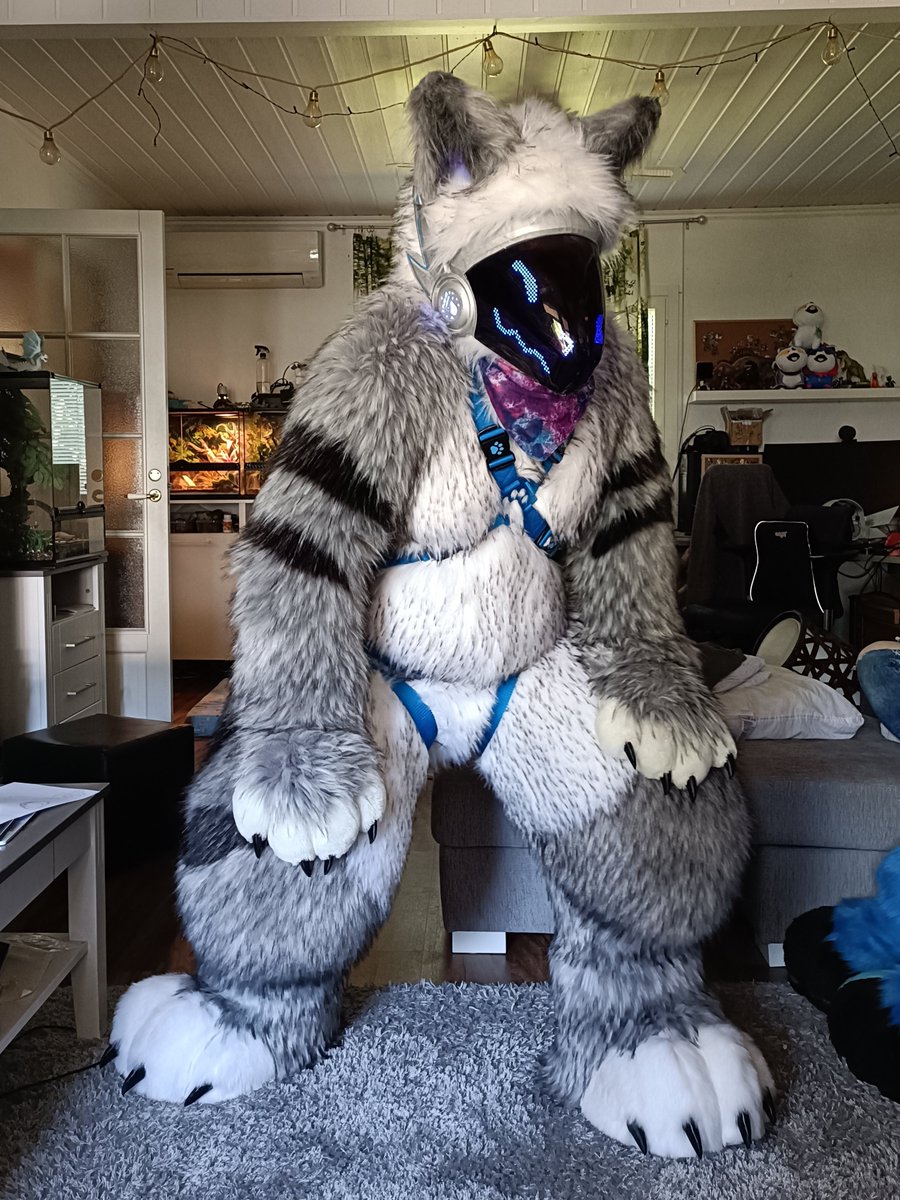 Think you can handle all this fluff?
#protogen #fursuit