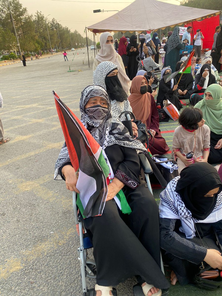 AyeshaA_Q's tweet image. اس جذبے کو کوئی شکست نہیں دے سکتا۔

What&apos;s your excuse??

#IAmAtDChowkDharna
#ReachDChowkNow