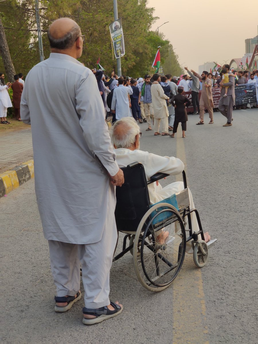 AyeshaA_Q's tweet image. اس جذبے کو کوئی شکست نہیں دے سکتا۔

What&apos;s your excuse??

#IAmAtDChowkDharna
#ReachDChowkNow