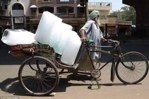Abdul_basit217's tweet photo. ایک بزرگ کا قول ہے کہ 
میں نے سورہ عصر کا مطلب ایک برف فروش سے سمجھا جو بازار میں آوازیں لگا رہا تھا، کہ رحم کرو اس شخص پر جس کا سرمایا گھلا جا رہا ہے رحم کرو اس شخص پر جس کا سرمایا گھلا جا رہا ہے.

 اس کی یہ بات سن کر میں نے کہا یہ ہے.

2/1 https://t.co/CoqI9oFYyV