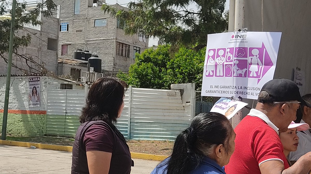 SaiTurcio's tweet photo. El colmo con #MORENA2024, justo a un lado de una casilla electoral entiendo que esto no debería pasar y los representantes de casilla lo permiten @INEMexico @FEPADE_CDMX ... @Alc_Iztapalapa #VotoÚtil2024 #VotoÚtilXMéxico https://t.co/kk0uWQhLO4
