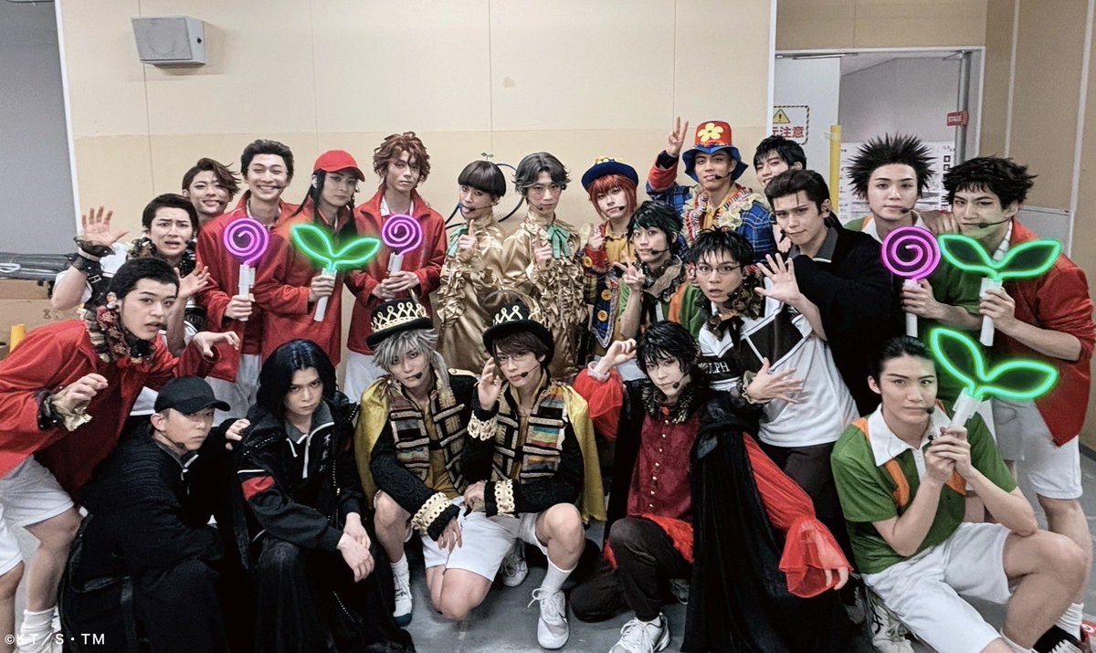 【#テニミュ #ドリライ 大千秋楽🎾】
夜遅くに申し訳ありません。
全9公演、終了いたしました！
ご来場いただいた皆様、配信をみてくださった皆様誠にありがとうございました。

千秋楽ということで何枚か写真をお届けします！
・千秋楽直後の全員集合✨