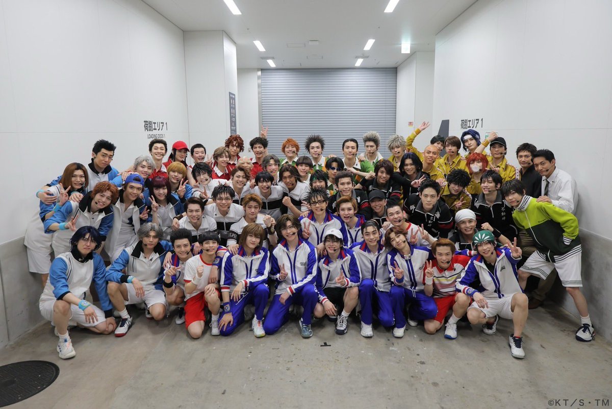 TennimuNews's tweet photo. 【#テニミュ #ドリライ 大千秋楽🎾】
夜遅くに申し訳ありません。
全9公演、終了いたしました！
ご来場いただいた皆様、配信をみてくださった皆様誠にありがとうございました。

千秋楽ということで何枚か写真をお届けします！
・千秋楽直後の全員集合✨
・千秋楽直前のいつも通り賑やかな青学のみんな🧢
・本日12時公演で宣誓担当してくれた立海🟡
・カラフルな衣裳や小道具と🎩🌹🌱

まずはご声援いただいた皆様、本当にありがとうございました！
青学11代目の卒業についてや、他ドリライ期間に撮影した写真もまだまだありますので、改めてお届けいたします。