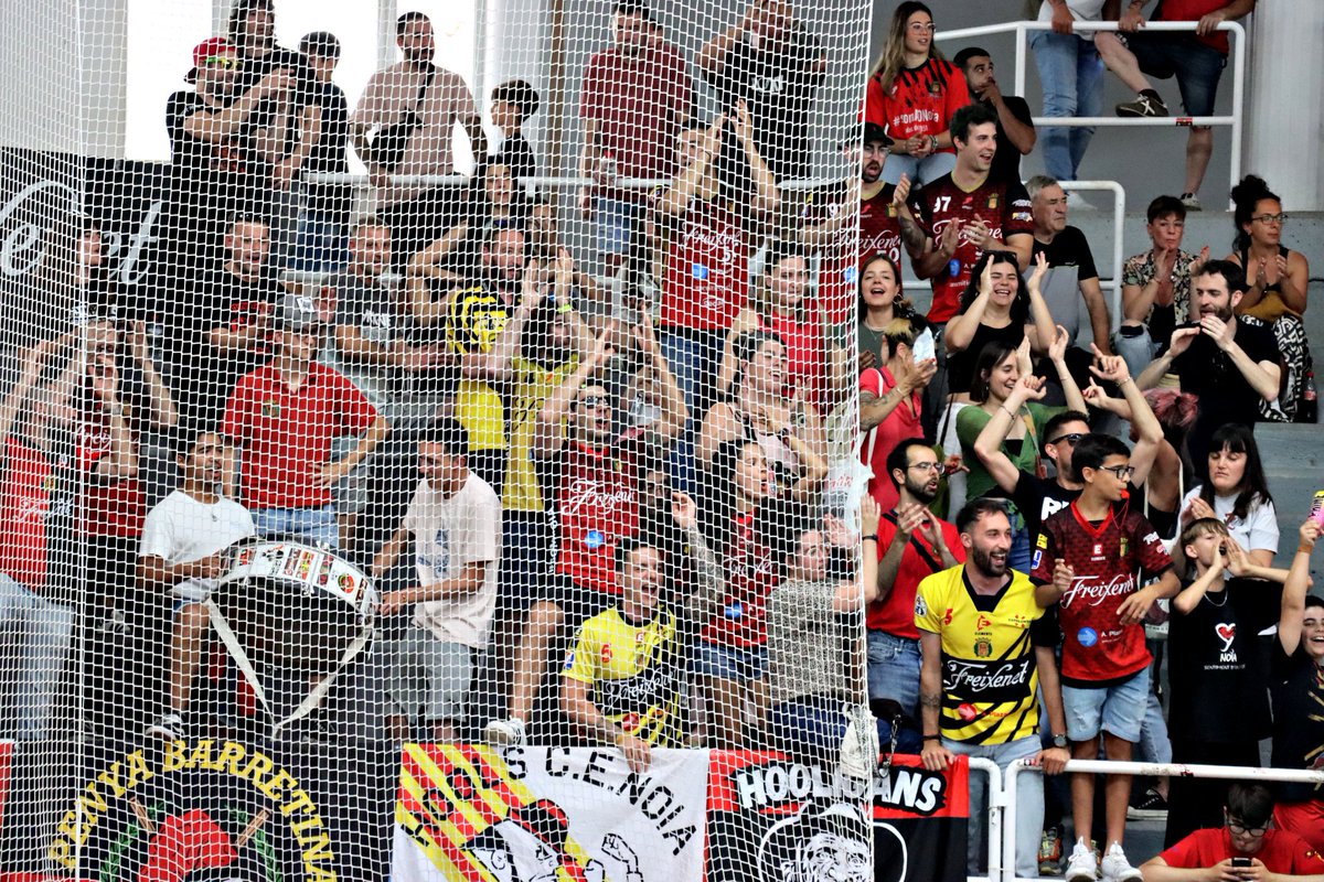 radiosantsa's tweet photo. 📸 La segona victòria del @cenoia en les semifinals dels play-offs #ParlemOKLiga davant el @HockeyClubLiceo (4-2) ens ha regalat moments com aquests! https://t.co/p5C1dGtNb4