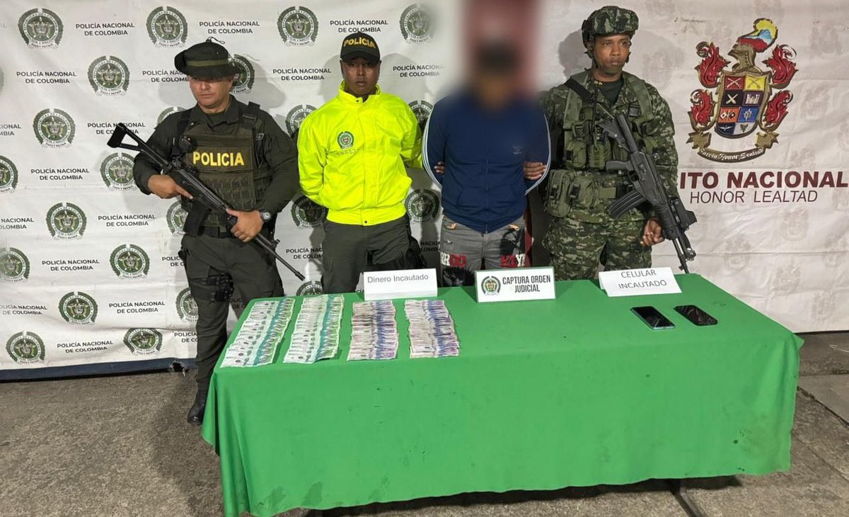 En el marco de la #OperaciónCauca y en coordinación con @COL_EJERCITO capturamos a alias ‘Irra’, integrante de las redes de apoyo del Estado Mayor Central de las disidencias, presuntas responsables de al menos 25 crímenes.