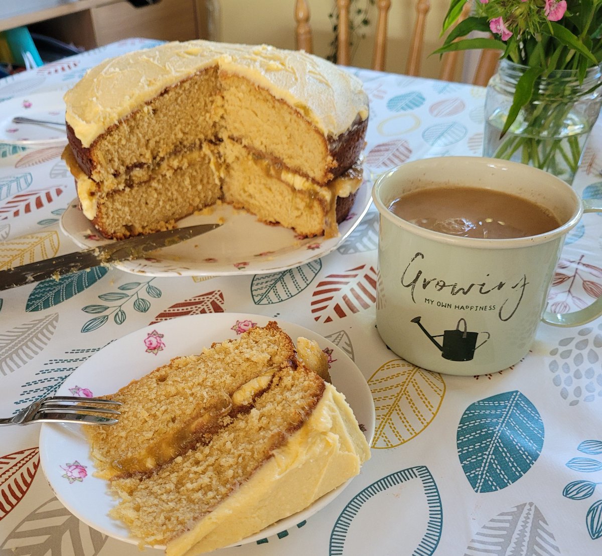 Damian_Quinn666's tweet image. Rhubarb harvest from the lottie today and last year's bounty baked into a delicious custard cake and flavored gin. 😋👌🍰🍷
#rhubarb #homebaking #ginmaking #allotmentlife