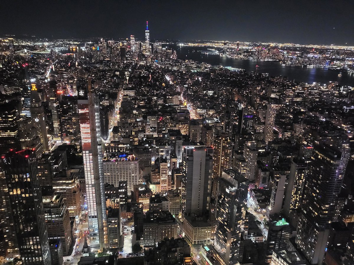 becky_stretton's tweet photo. Crazy how so many buildings together can look so stunning @EmpireStateBldg #newyork #empirestatebuilding #esbfan https://t.co/Sq9sD9TVCW