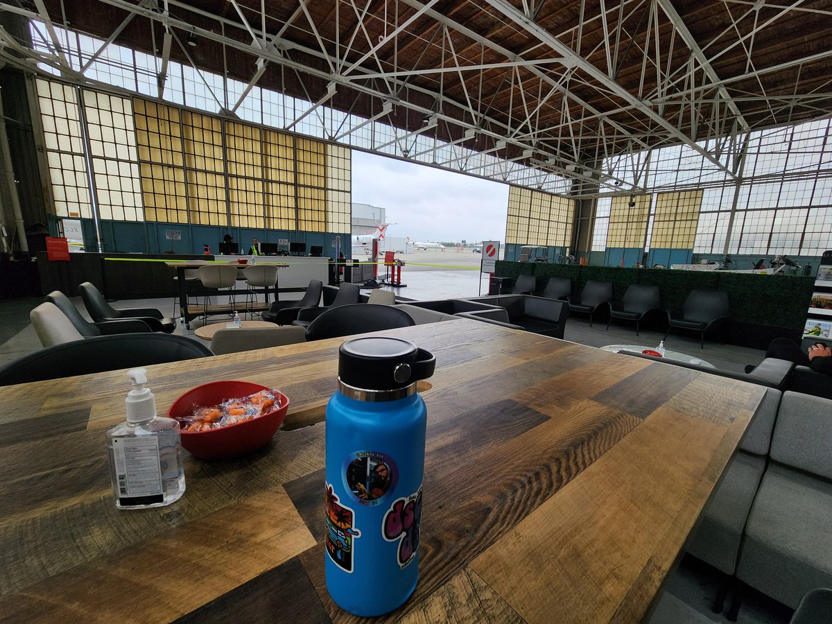 NetEng_Ian's tweet photo. Once again flying @flyjsx airlines to #CiscoLive! BUR 🛫✈️🛬LAS.
Expect incoming not-humble-brags as I fly on my bougie small jet from an airplane hanger.
#PinkysOut https://t.co/1S7hMSP6i8