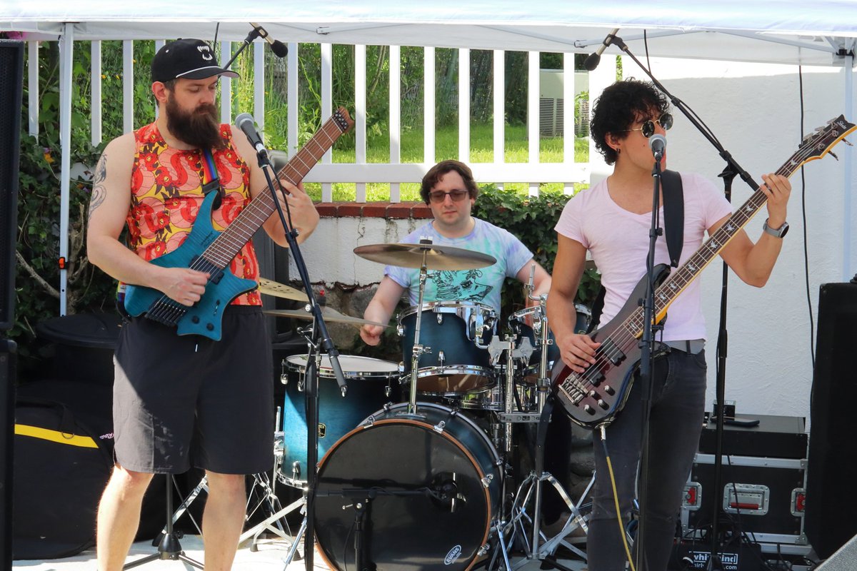 fullcolormusic's tweet photo. PorchFest was a huge success! Warm weather in Boston doesn't happen too often, we embrace it when we can! 

📷: @YenaPooch https://t.co/LkA40SbfMN