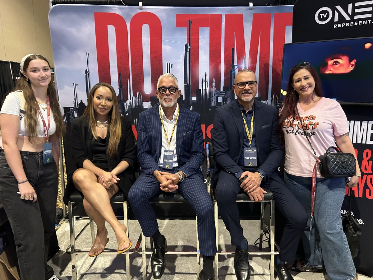 tvonetv's tweet image. These fans were all smiles with our #ATLHomicide detectives @DAVIDQUINN19 and @vincevelazquez and #FatalAttraction: Last Words host @marascampo! ❤️ #TVOneCrimeCon #CrimeCon