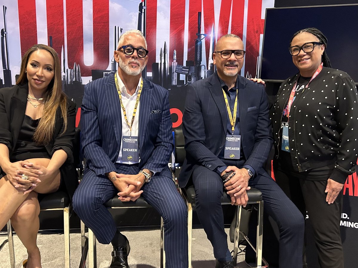 tvonetv's tweet image. These fans were all smiles with our #ATLHomicide detectives @DAVIDQUINN19 and @vincevelazquez and #FatalAttraction: Last Words host @marascampo! ❤️ #TVOneCrimeCon #CrimeCon