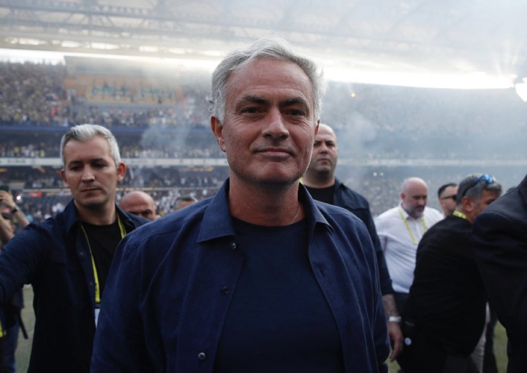EfsoSahne's tweet photo. @bosunatiklama Bambaşka bir karizma, Jose Mourinho.. 🧿 https://t.co/4YfWyi6NWD