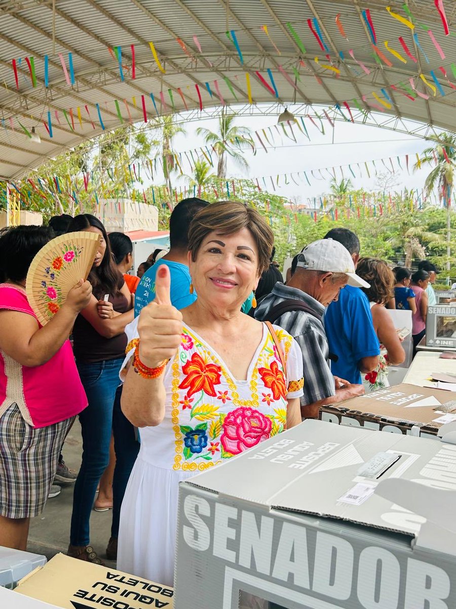 Asistiendo a VOTAR a las urnas haciendo uso de mis derechos democráticos