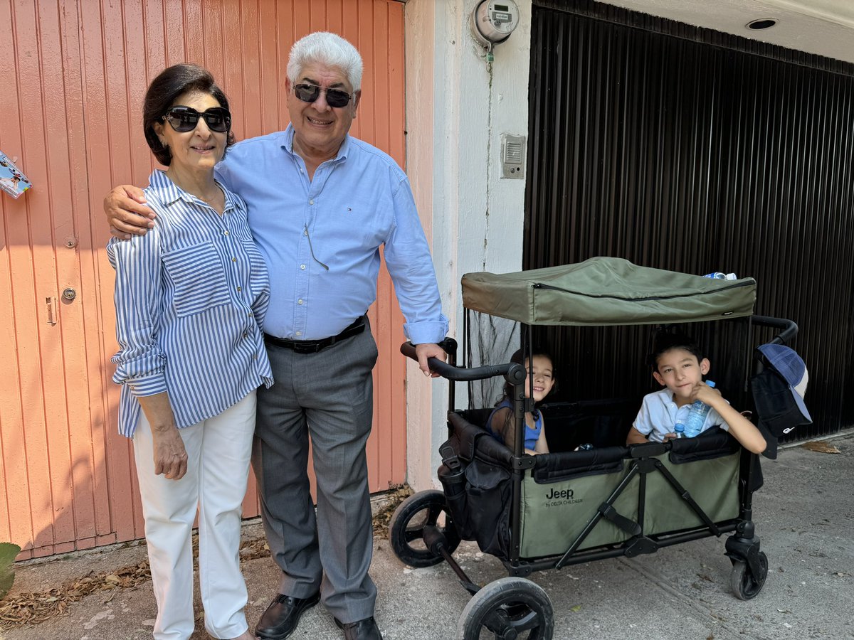 PacoRamirezAcu's tweet photo. Ya estamos listos, para emitir nuestro voto, hoy nos acompañan a Paz y a mi, dos de los más pequeños de la familia. 🇲🇽🗳️ https://t.co/mgFGrWUgab
