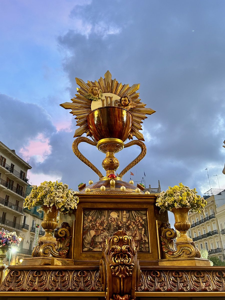 elsantocaliz's tweet photo. En este día de solemnidad del Corpus Christi, el Santo Cáliz, venerado como el cáliz de la Última Cena, brilla como un símbolo sagrado de la presencia viva de Cristo en la Eucaristía, renovando la fe de los creyentes. https://t.co/Fo9Pck4Eku
