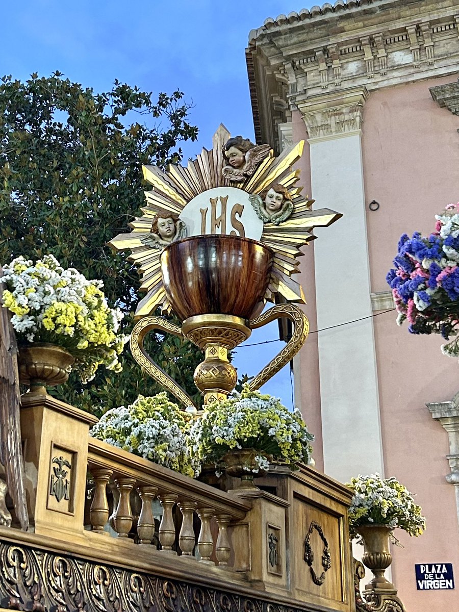 elsantocaliz's tweet photo. En este día de solemnidad del Corpus Christi, el Santo Cáliz, venerado como el cáliz de la Última Cena, brilla como un símbolo sagrado de la presencia viva de Cristo en la Eucaristía, renovando la fe de los creyentes. https://t.co/Fo9Pck4Eku