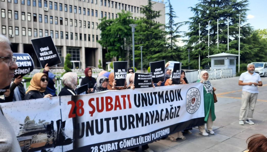 28subatgonullu's tweet photo. "Af Değil, Adalet İstiyoruz!" 

 Ankara Adliyesi önünde  MAZLUMDER, ASDER ve ASTP ile birlikte basın açıklaması yaparak 28 Şubat Mağdurları  için bir KOMİSYON kurulması çağrısında bulunduk. 
@RTErdogan @yilmaztunc @haciykk @ahmethc @leylasahinusta https://t.co/4ra6uC5PEx