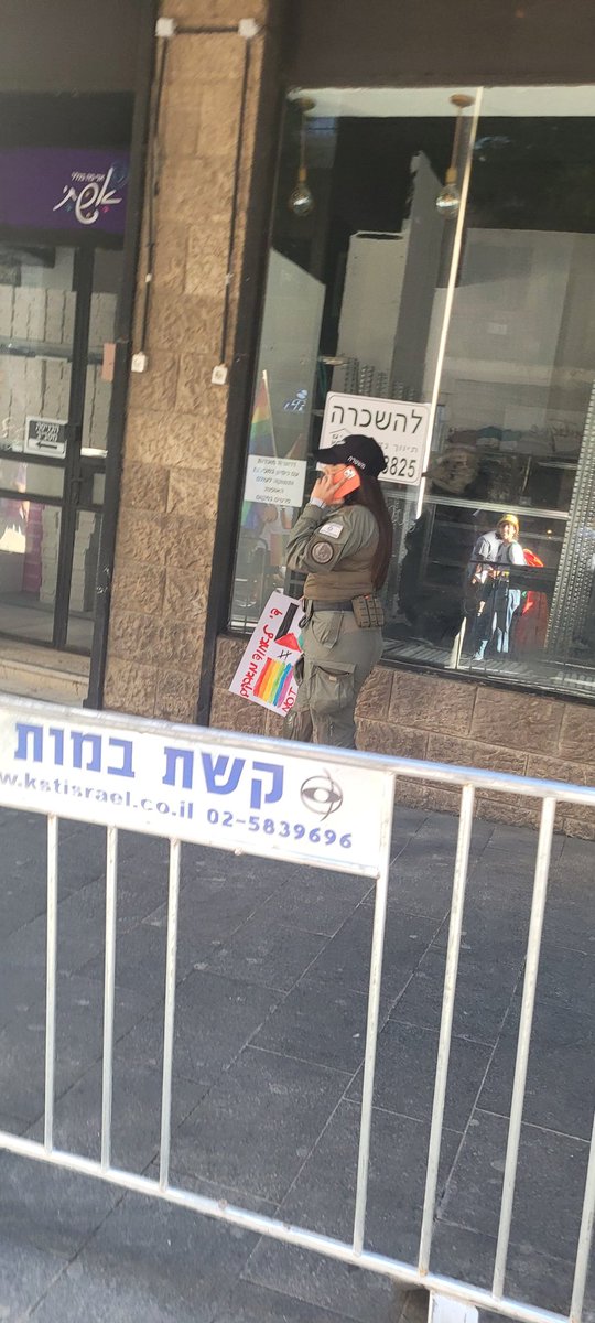 A participant in the Jerusalem Pride Parade last week held a banner saying: 'No to Unifying Struggles 🏳️‍🌈≠🇵🇸' The police confiscated her sign because displaying the Palestinian flag is not allowed 😂🤦‍♂️