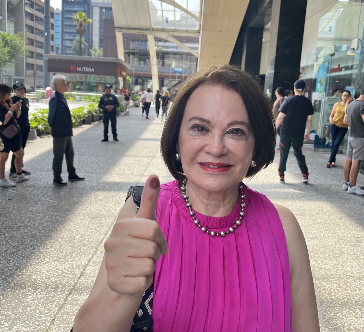 ceciliasotog's tweet photo. Aunque suene cursi: se me salieron las lágrimas al votar. Por todos y todas las que no pudieron hacerlo y aquellos que dieron su vida para que pudiéramos votar. ¡Qué viva la democracia, la libertad, la vida y la verdad! https://t.co/zTwEk4KkUk