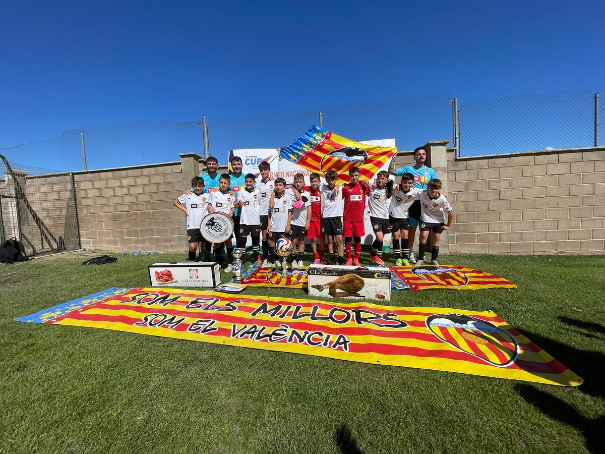 vicent_bellus's tweet photo. Subcampions a la @jamoncup
Competir 💪
Aprendre 🧠
Seguir ↗️
ADN VCF 🖤🤍⚽ https://t.co/dZLox9vGGT