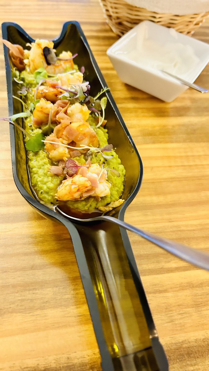 sonyajonesshrop's tweet photo. Amazing #Tapas cooked in a tiny restaurant (10 tables) by a lovely husband &amp; wife team
Not your usual stuff 
Tiny fresh #Scallops in #GarlicButter #SpringPrawns with minted #PeaPuree #CodGoujons  &amp; the crispiest home made fries ever, absolutely delicious meal 😋 
#Spain 
#Tapas🇪🇸 https://t.co/hPk1ivogz5