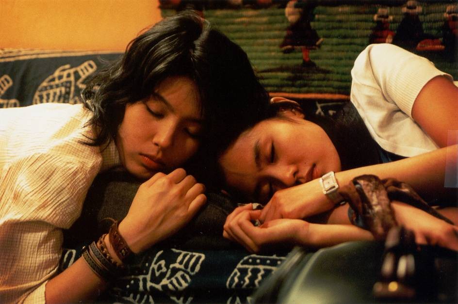 연애소설 옛날 영화가 좋다... 아날로그가 좋아.. 화질 안좋고 노이즈 있는 게 좋음 영상미가 너무 예쁨 배우들이 이뻐서 그런 거겠지만 살짝 지엘미...