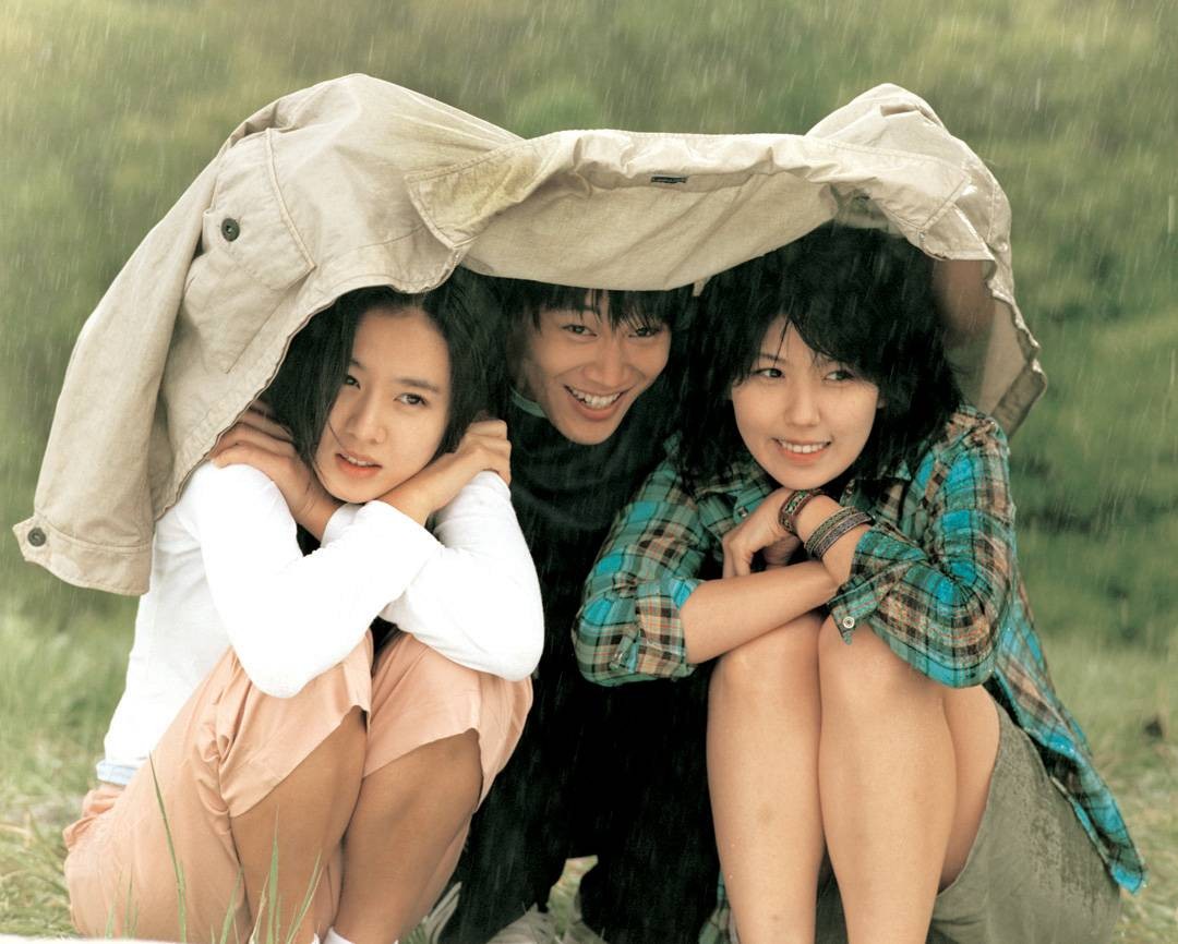 연애소설 옛날 영화가 좋다... 아날로그가 좋아.. 화질 안좋고 노이즈 있는 게 좋음 영상미가 너무 예쁨 배우들이 이뻐서 그런 거겠지만 살짝 지엘미...