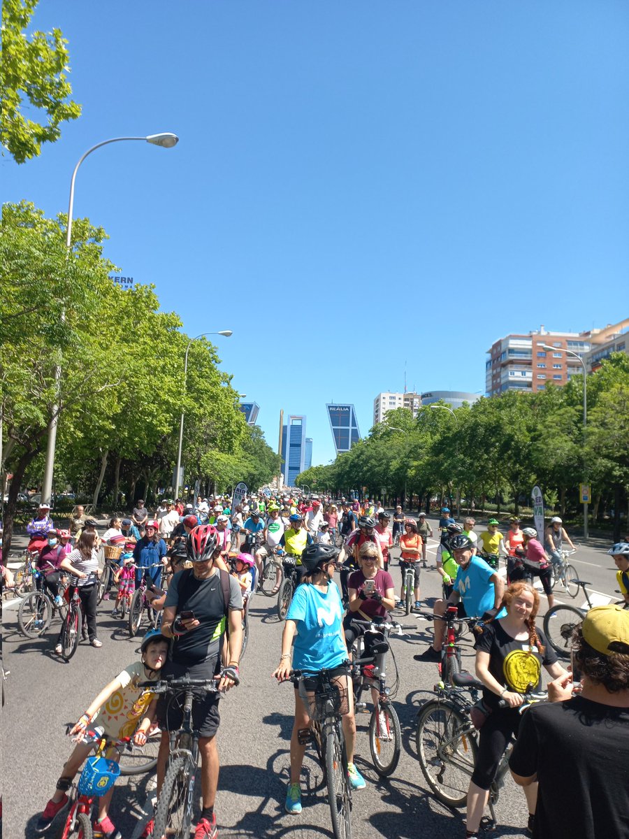 pedalibre's tweet photo. Hoy, en víspera del #DiaMundialdelaBicicleta, #Madrid ha vuelto a llenarse de bicicletas y ha reclamado, una vez más: #CarrilBiciCastellanaYa y #RedCiclistaYa 
🚴‍♀️🚴‍♂️🚴‍♀️🚴‍♂️🚴‍♂️🚴‍♂️🚴‍♀️🚴‍♀️🚴‍♀️🚴‍♂️ https://t.co/Vy9gKkrKqG
