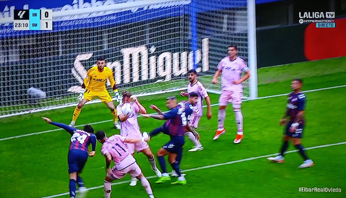 ArchivoVAR's tweet photo. 📺💥 El VAR y su persecución contra el Real Oviedo.

👉🏻 Paulino toca el balón con la mano, estando próxima al pecho y sin ocupar un espacio.

❌ NO ES PENALTI.

▪️ Si el balón no toca en la mano, habría impactado en el pecho del jugador. https://t.co/wtlojVblgb