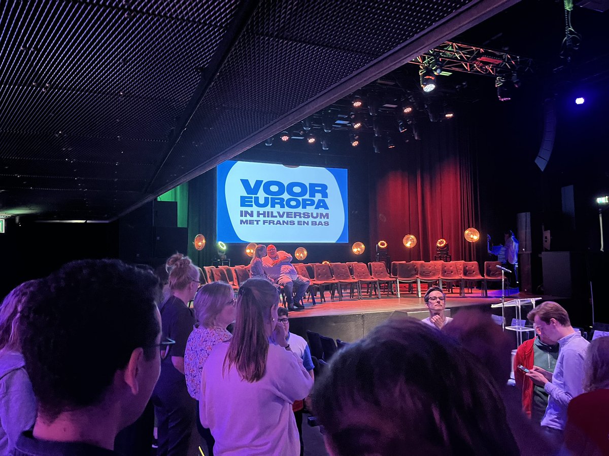 PvdAHilversum's tweet photo. Voorbereiding Europese avond in #Hilversum met vrijwilligers #PvdA en #GroenLinks in de #Vorstin Naar verwachting 400 belangstellenden voor het Groen/Rode verhaal ! https://t.co/CPhxuMTkyQ